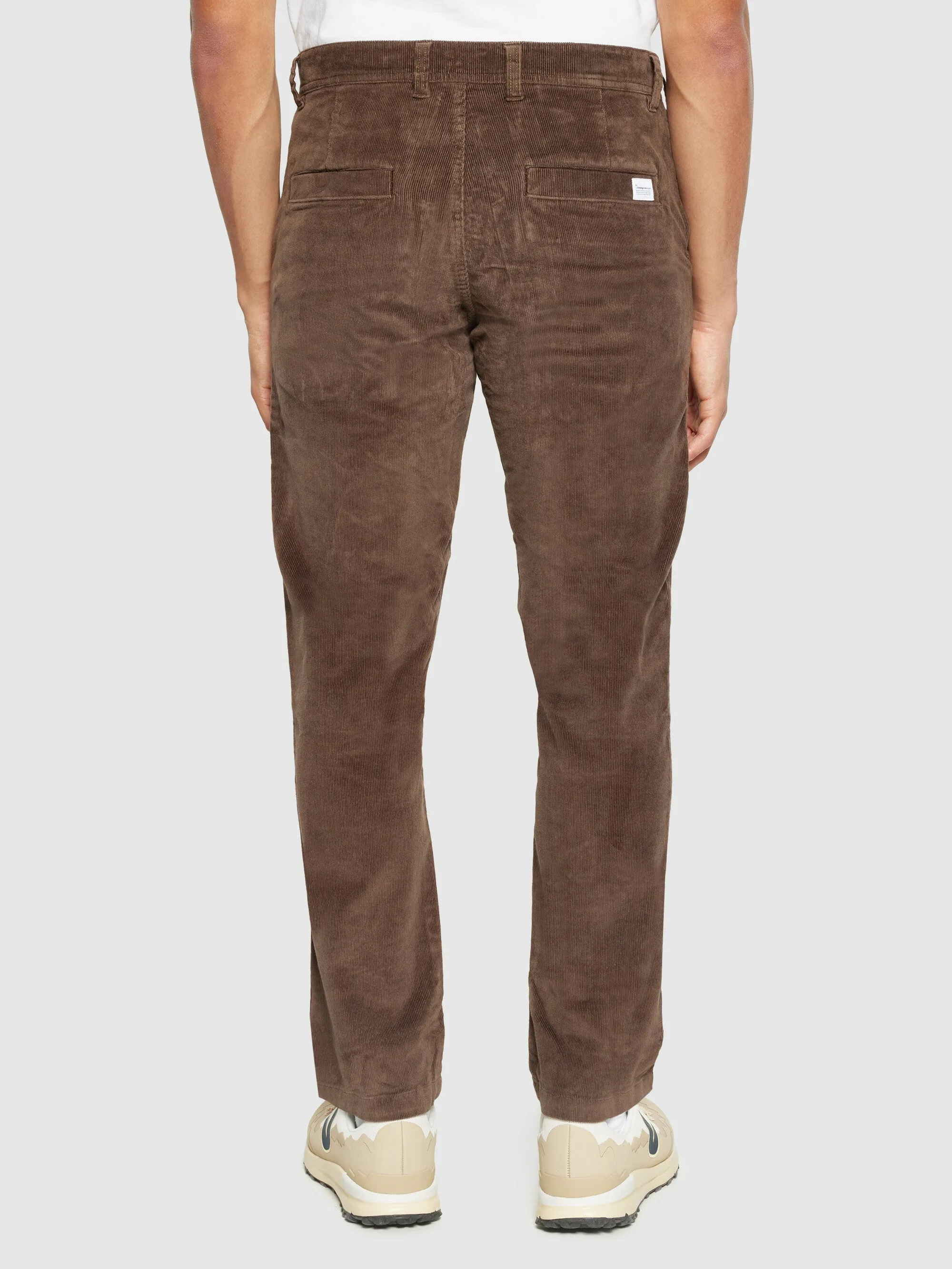 14 wales CHUCK regular corduroy chino pants - GOTS/Vegan - Demitasse (brown)